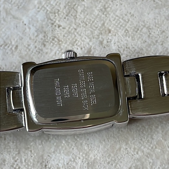 Armitron lady battery water resistant stainless steel - Picture 8 of 8